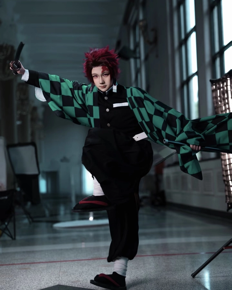Hình Tanjiro cosplay tạo dáng chiến đấu đầy khí chất