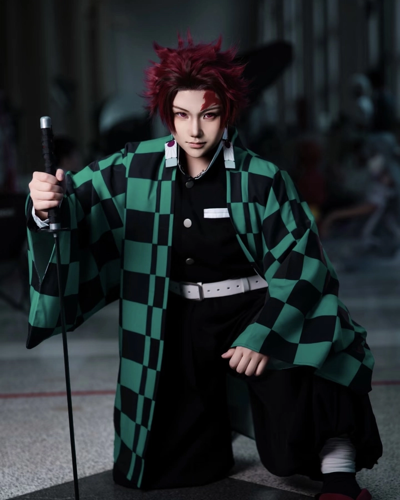 Hình Tanjiro cosplay với thanh kiếm Nichirin đặc trưng
