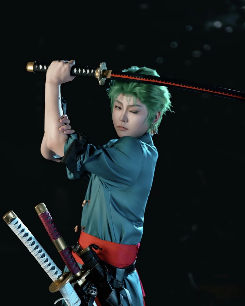 Hình Zoro cosplay ánh mắt sắc bén đầy ấn tượng