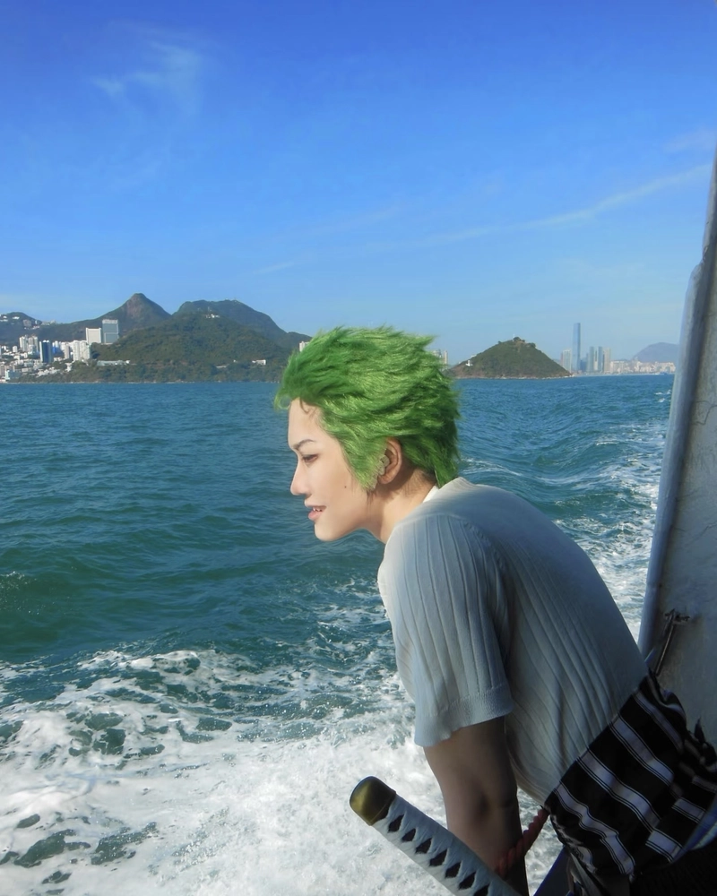 Hình Zoro cosplay ánh mắt tập trung đầy sức hút
