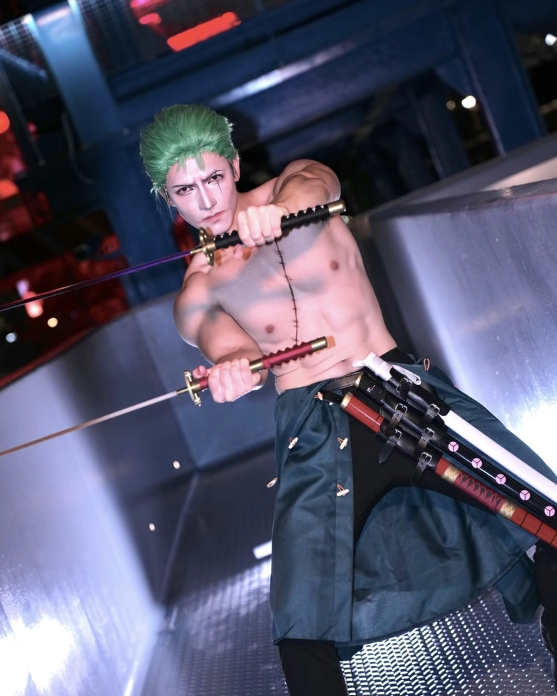 Hình Zoro cosplay ánh nhìn sắc bén thể hiện ý chí mạnh