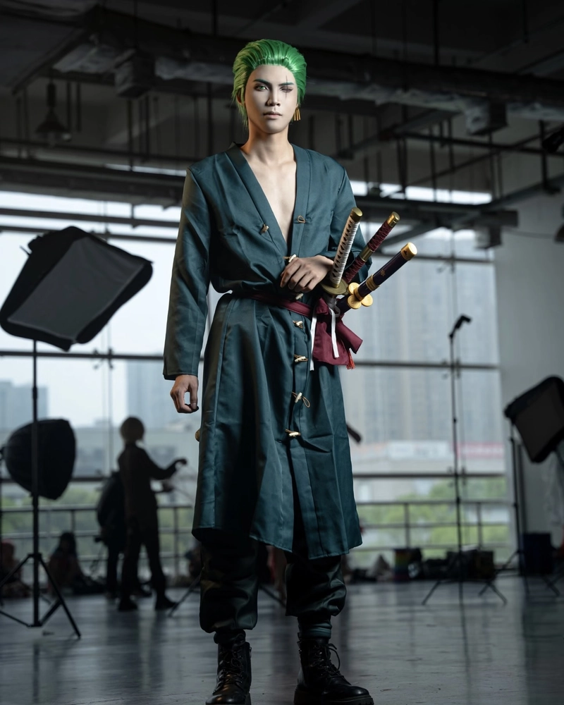 Hình Zoro cosplay ánh nhìn tập trung đầy quyết tâm