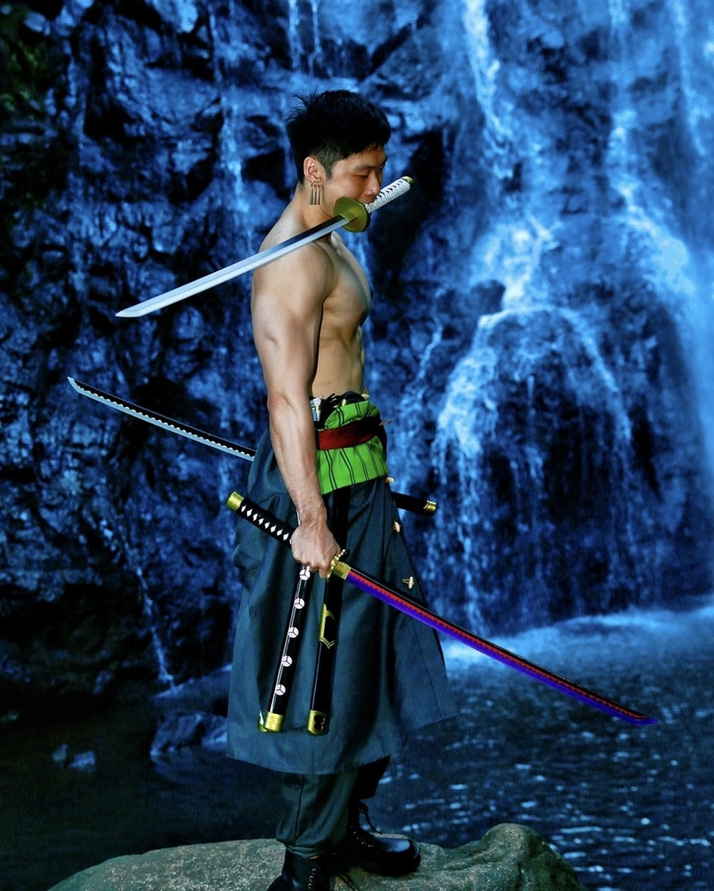 Hình Zoro cosplay phong cách chiến đấu đầy nổi bật