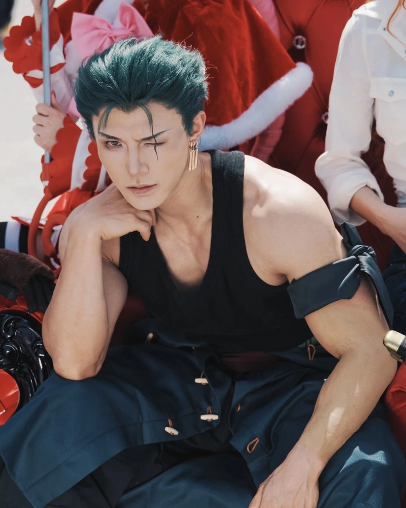 Hình Zoro cosplay phong cách hải tặc đầy cá tính