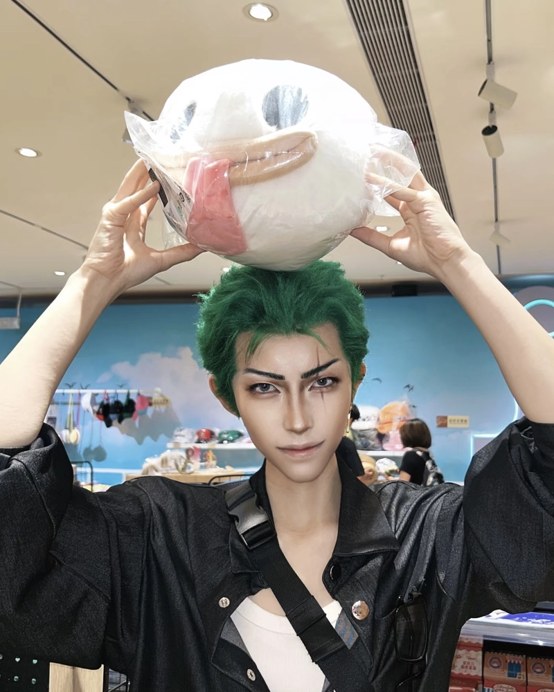 Hình Zoro cosplay phong cách nam tính mạnh mẽ nổi bật