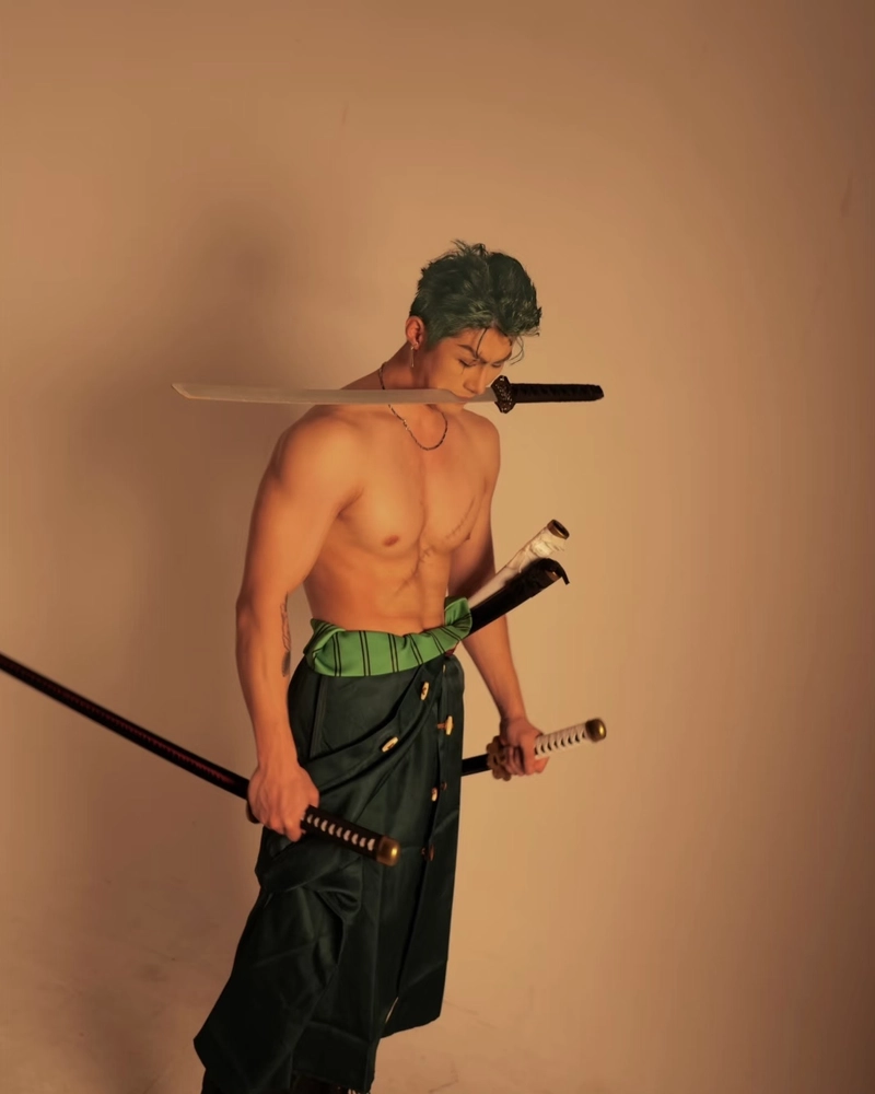 Hình Zoro cosplay tạo hình cơ bắp phong thái đầy uy lực
