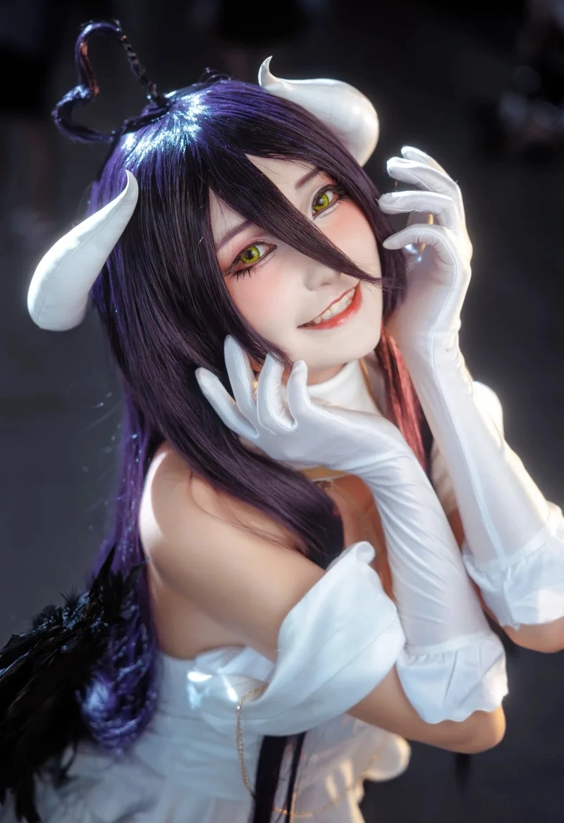 Hình ảnh albedo cosplay cùng tạo hình ác ma quyến rũ