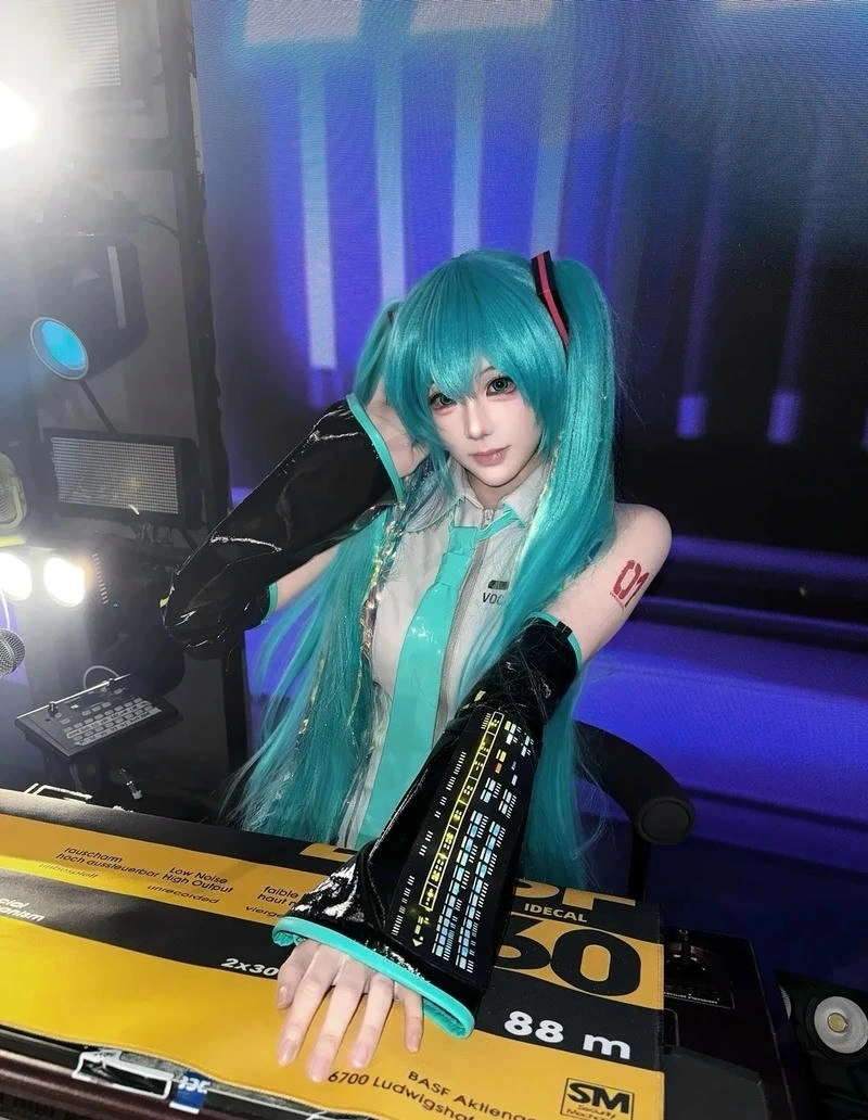 Hình ảnh cô gái cosplay Miku chụp sân khấu anime đẹp mắt