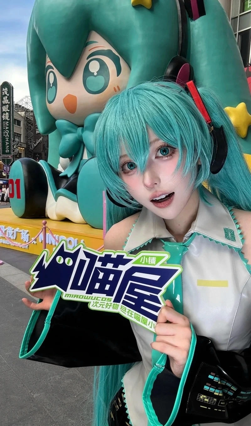 Hình ảnh cosplay Miku trong studio phong cách Vocaloid nổi bật