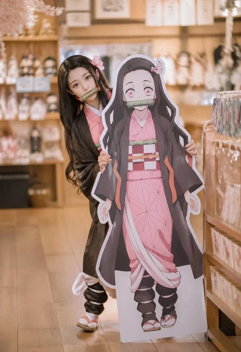 Hình ảnh cosplay Nezuko với mái tóc ombre cam nổi bật