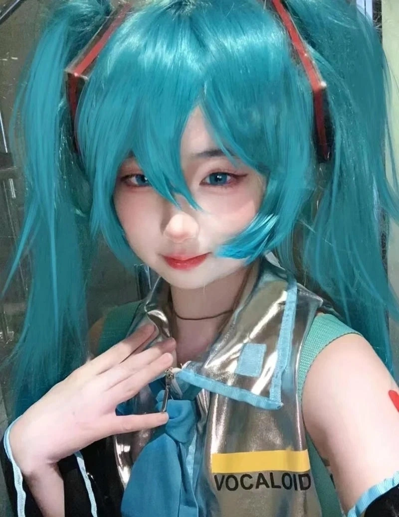 Hình ảnh nữ cosplayer cosplay Miku với váy idol cực xinh
