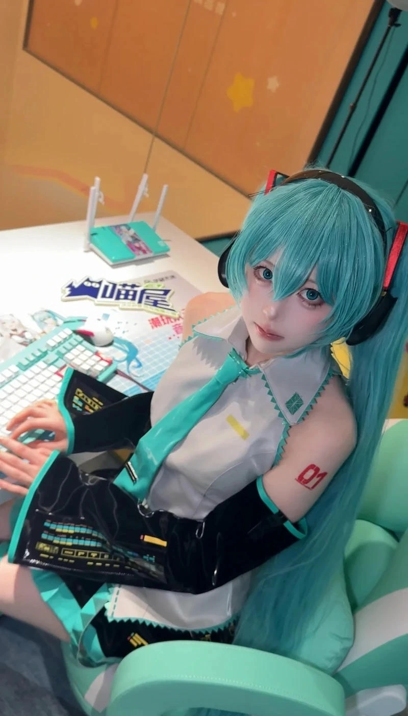 Hình ảnh tóc xanh dài cosplay Miku cực giống nhân vật anime