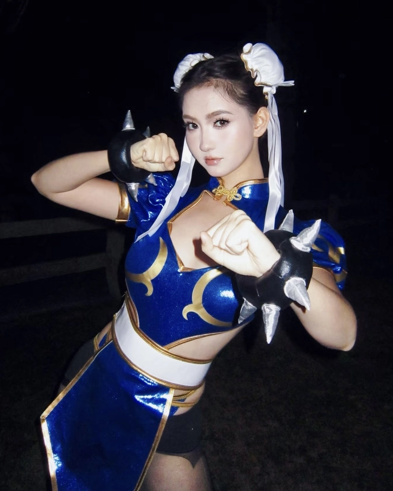 Hình cosplay Chun Li tư thế đứng vững chắc tự tin