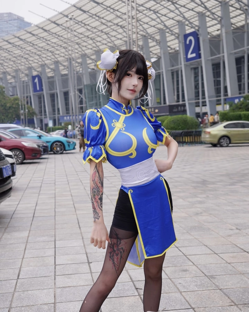 Hình cosplay Chun Li tư thế linh hoạt đầy sức mạnh