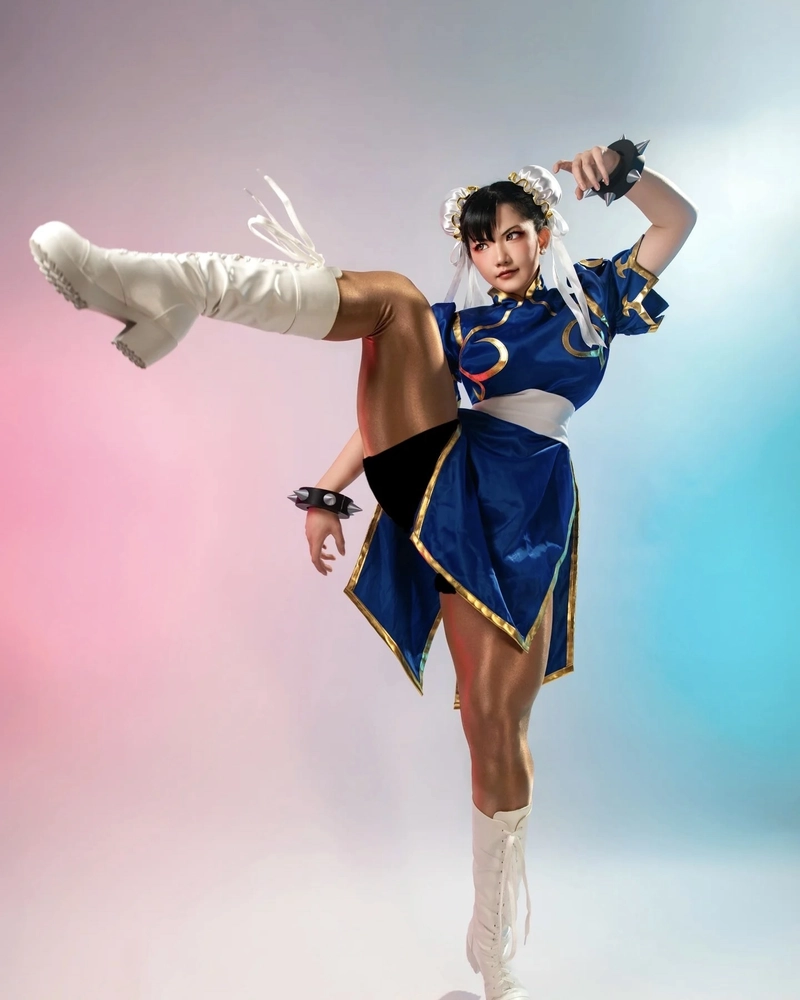 Hình cosplay Chun Li tư thế võ thuật dứt khoát mạnh mẽ