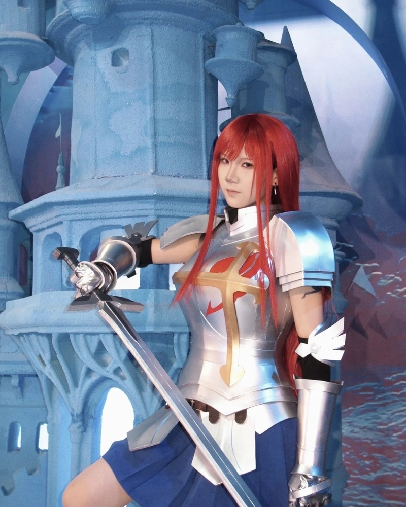 Hình cosplay Erza ánh nhìn mạnh mẽ đầy nội lực