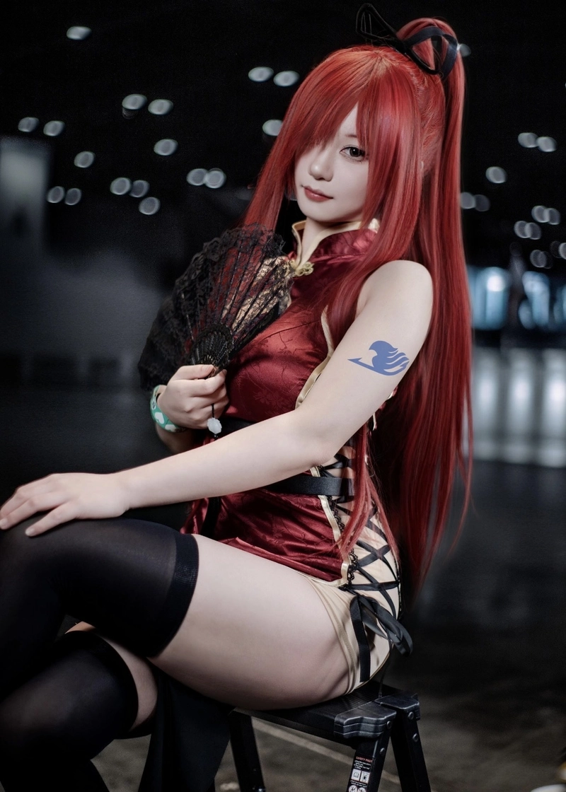 Hình cosplay Erza ánh nhìn sắc bén đậm chất chiến binh