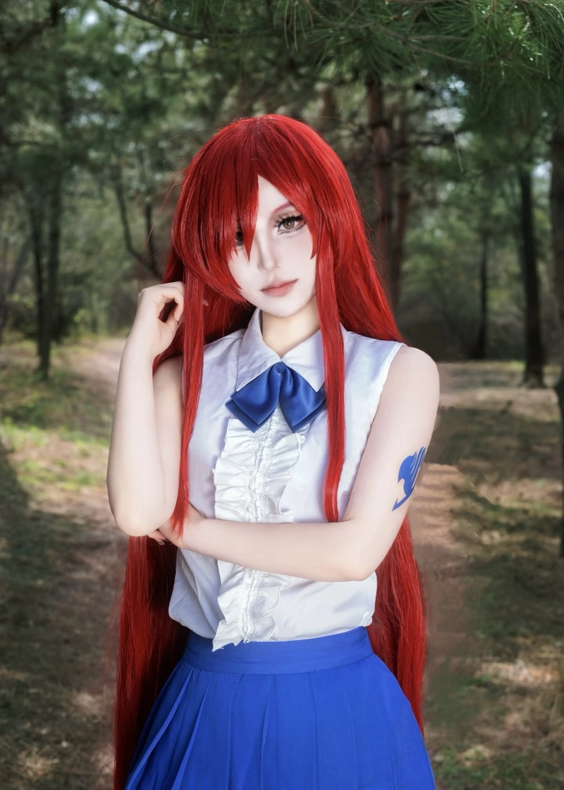Hình cosplay Erza biểu cảm nghiêm nghị đầy sức hút