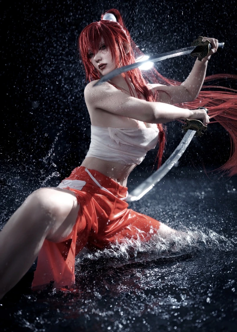 Hình cosplay Erza phong cách chiến binh quyến rũ nổi bật