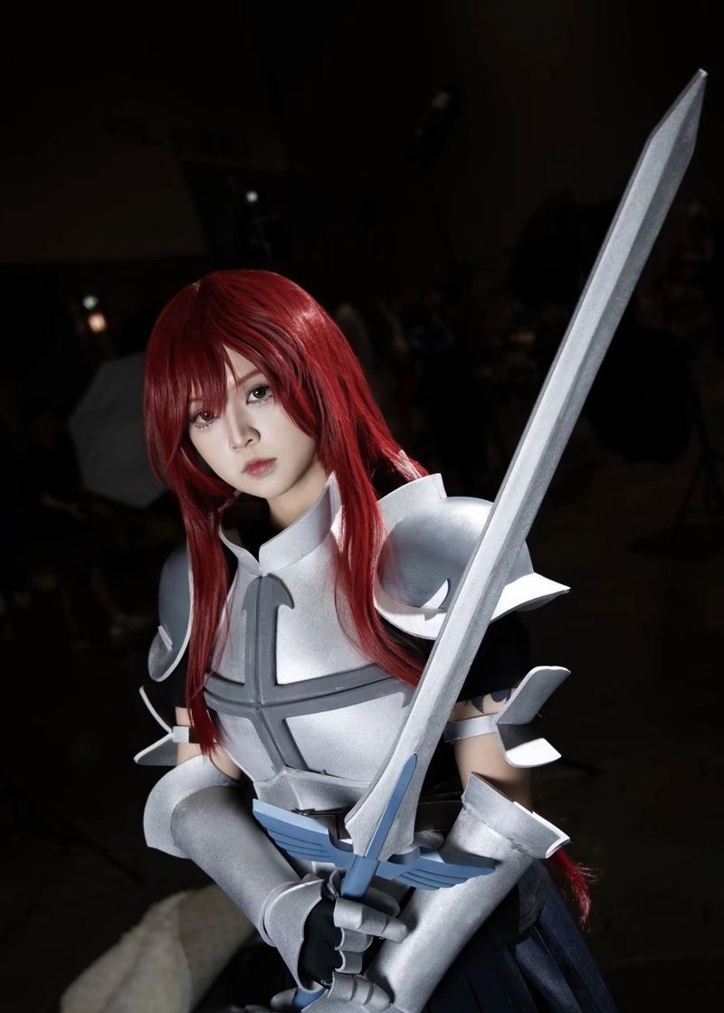 Hình cosplay Erza phong cách mạnh mẽ đầy ấn tượng
