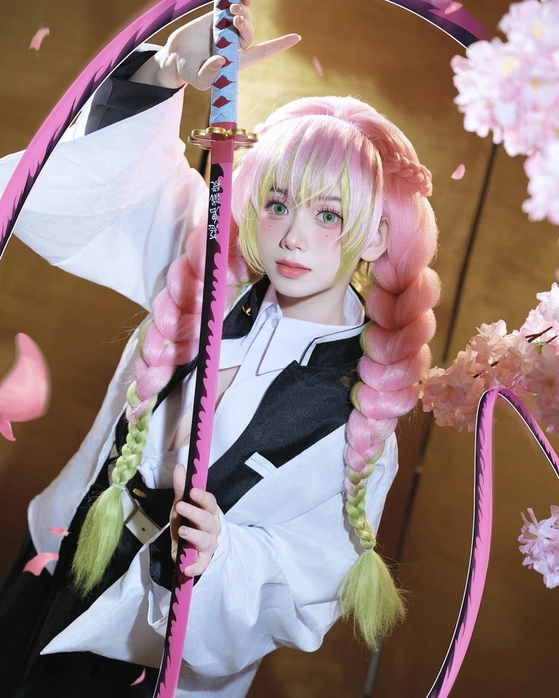 Hình cosplay Luyến Trụ ánh nhìn rạng rỡ đầy cuốn hút