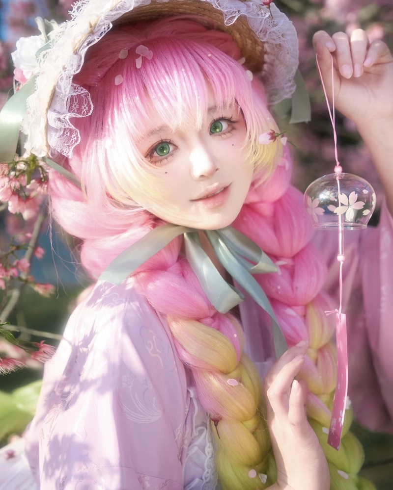 Hình cosplay Luyến Trụ biểu cảm đáng yêu phong thái tự tin