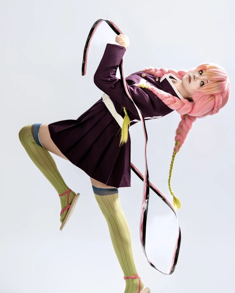 Hình cosplay Luyến Trụ xinh xắn biểu cảm tươi vui đáng yêu
