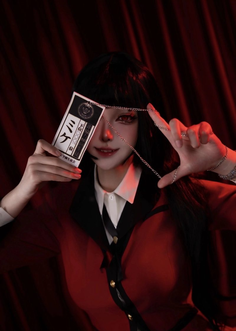 Hình cosplay Yumeko biểu cảm điềm tĩnh nhưng nguy hiểm
