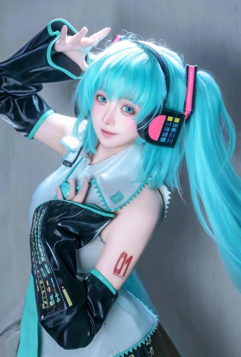 Kiểu tạo dáng dễ thương giúp ảnh cosplay Miku nổi bật