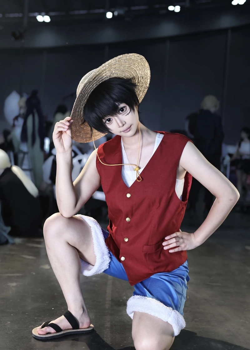 Luffy cosplay tạo hình quen thuộc với trang phục đỏ