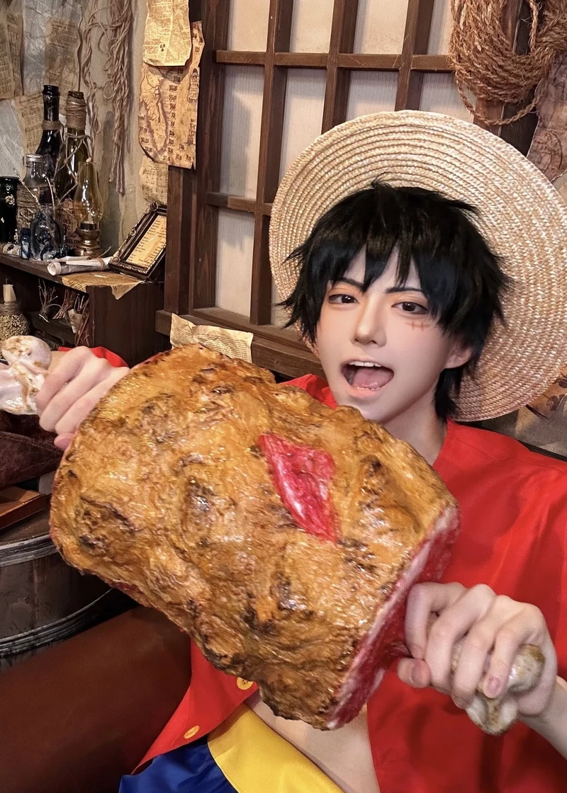 Luffy cosplay vẻ đẹp giản dị đầy cuốn hút