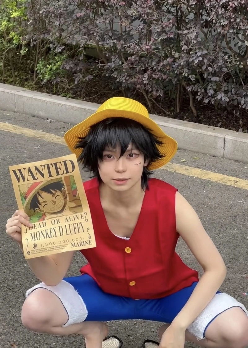 Luffy cosplay với mũ rơm đặc trưng nụ cười rạng rỡ