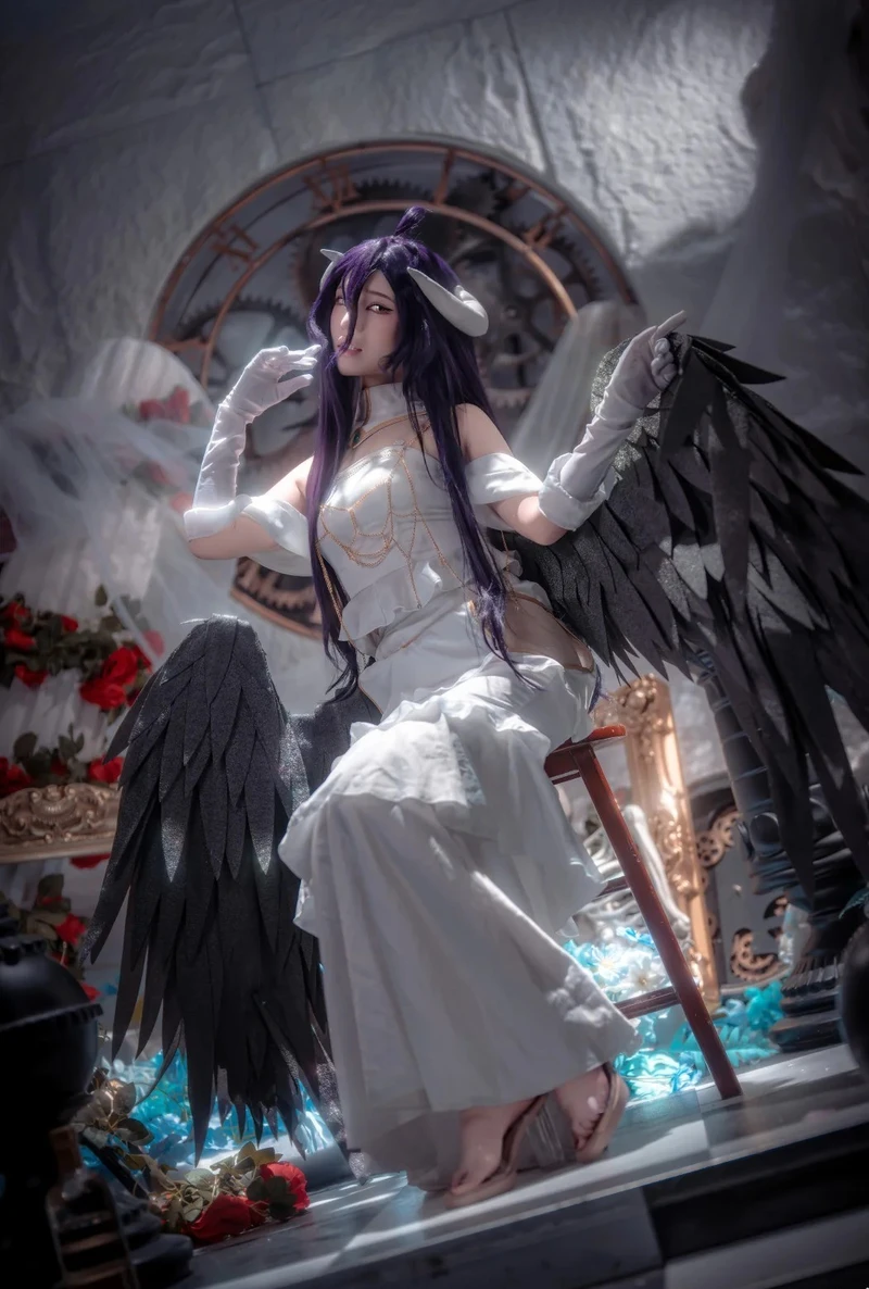 Mái tóc đen dài làm nổi bật albedo cosplay