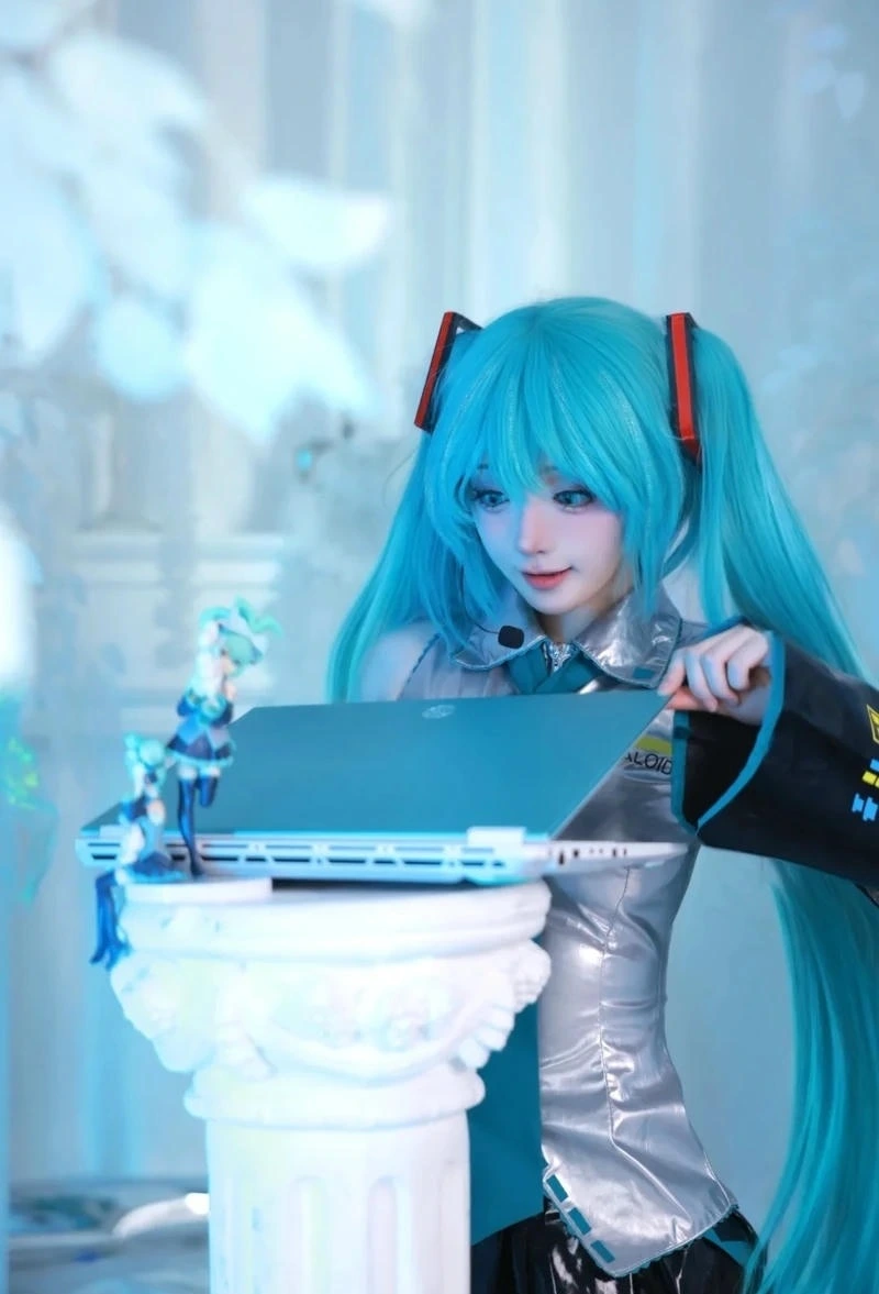 Mái tóc xanh dài giúp cosplay Miku thêm phần bắt mắt