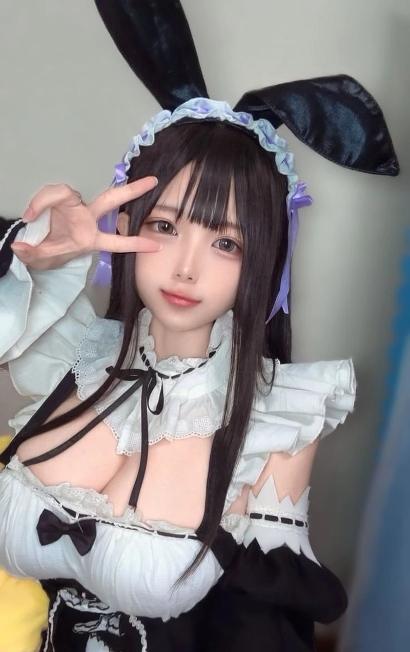 Maid cosplay với tạo hình nhân vật anime nổi bật