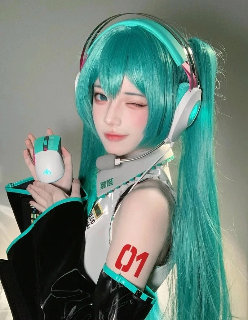 Miku cosplay chụp studio cùng trang phục anime dễ thương