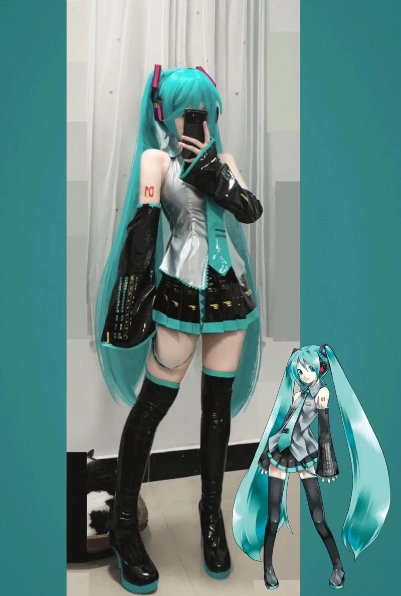 Miku cosplay ngoài trời với tóc xanh twintail cực cuốn hút