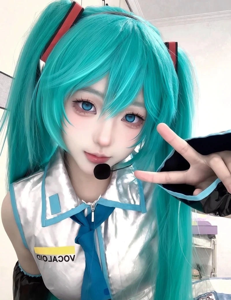 Miku cosplay tạo dáng sân khấu với outfit cực nổi bật