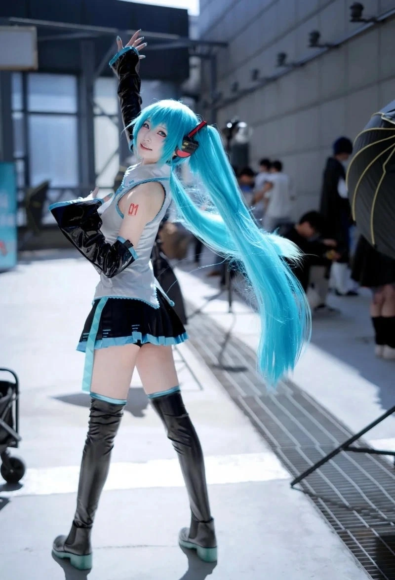 Miku cosplay tóc xanh dài nhìn cực giống nhân vật gốc