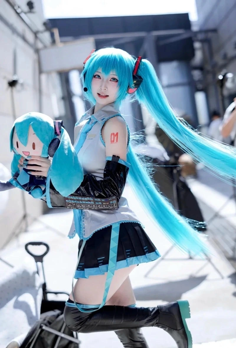 Miku cosplay với tai nghe điện tử phong cách idol anime