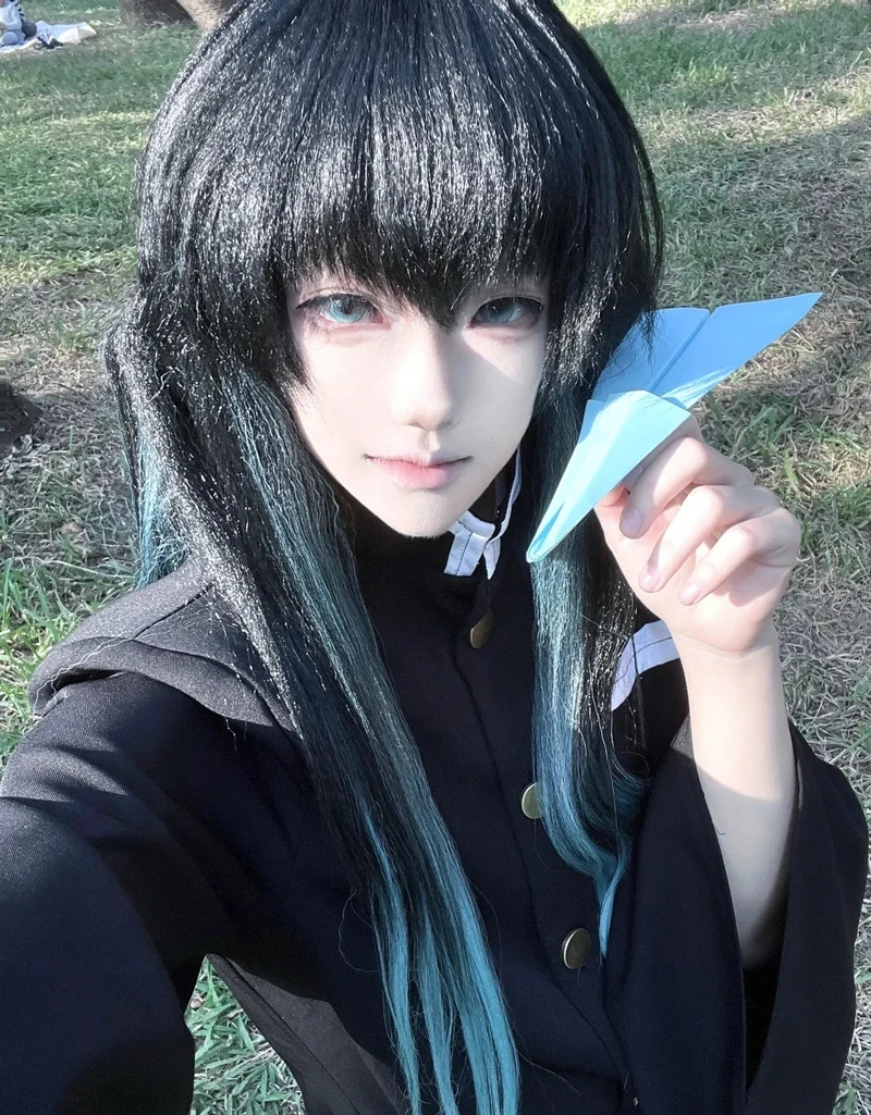 Muichiro cosplay nổi bật cùng mái tóc chuyển màu đặc trưng