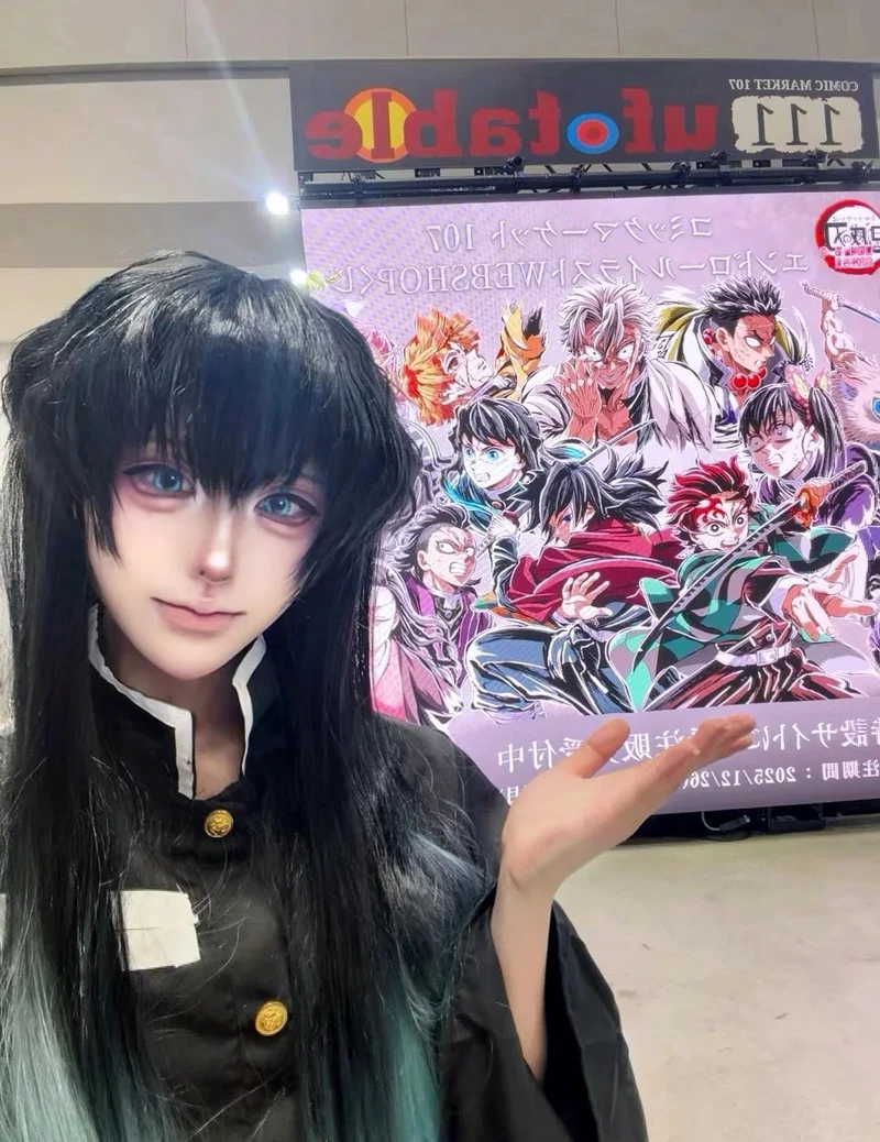 Muichiro cosplay trong bộ đồng phục Sát Quỷ Đội đẹp mắt