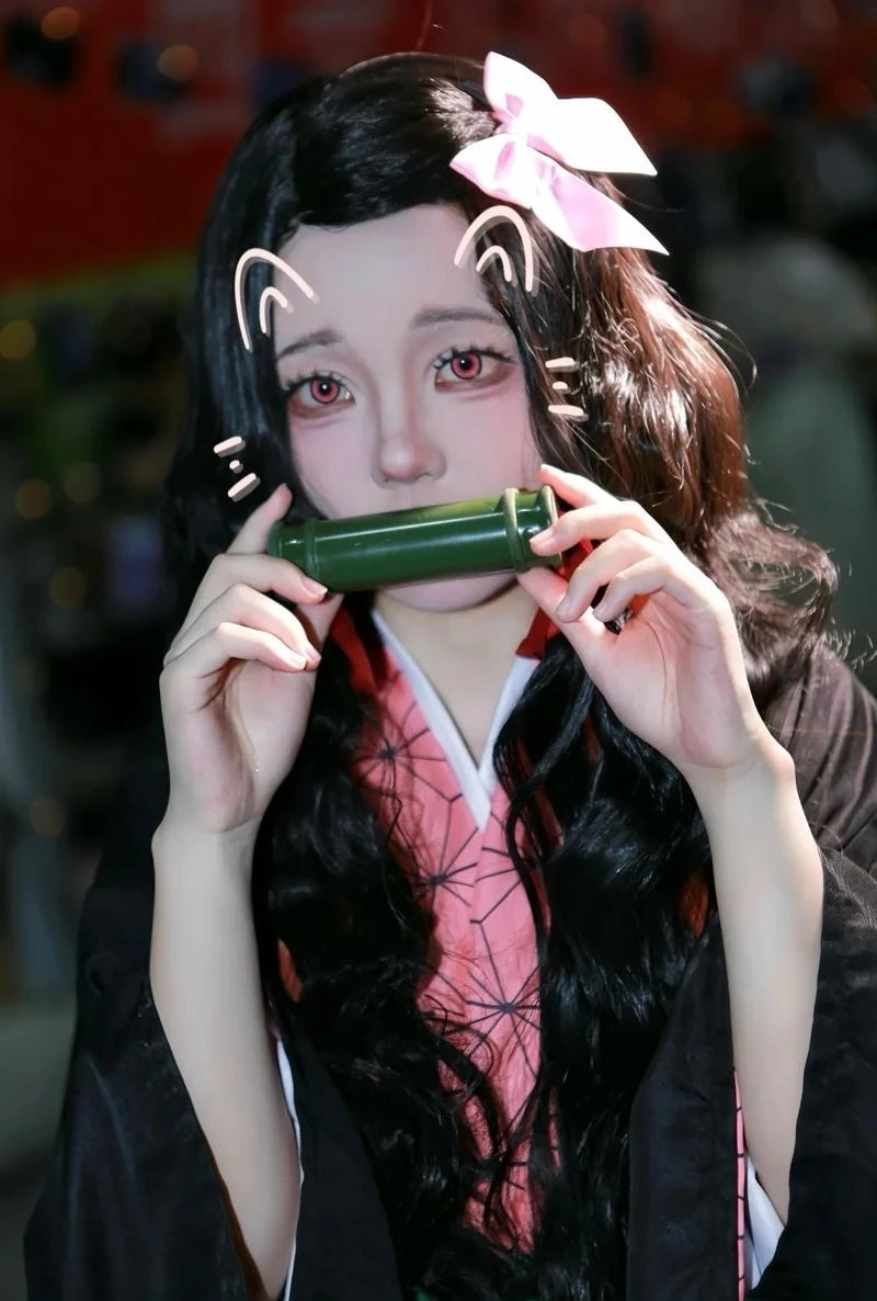 Nezuko cosplay với trang phục kimono hồng cực kỳ nổi bật