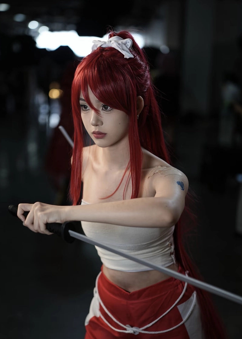 Người cosplay Erza thần thái nổi bật giữa không gian