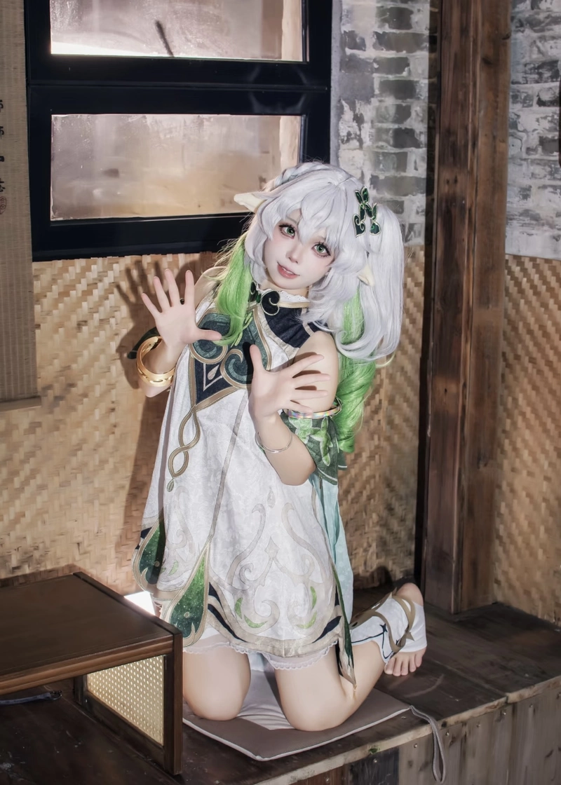 Người đẹp Nahida cosplay ánh mắt dịu dàng đầy cuốn hút