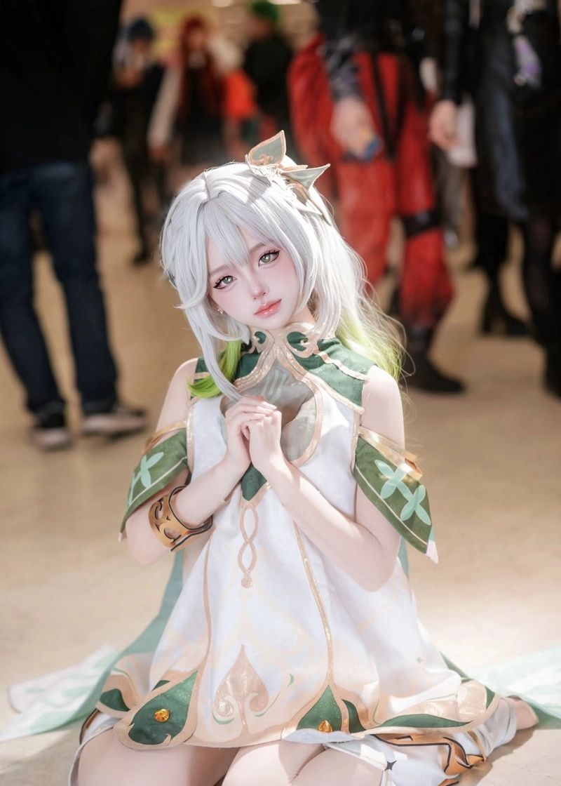 Người đẹp Nahida cosplay ánh nhìn dịu dàng đầy mê hoặc