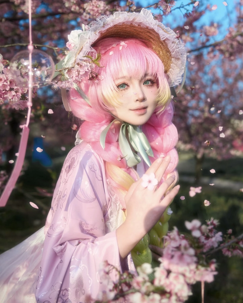 Người đẹp cosplay Luyến Trụ ánh mắt lấp lánh đầy năng lượng