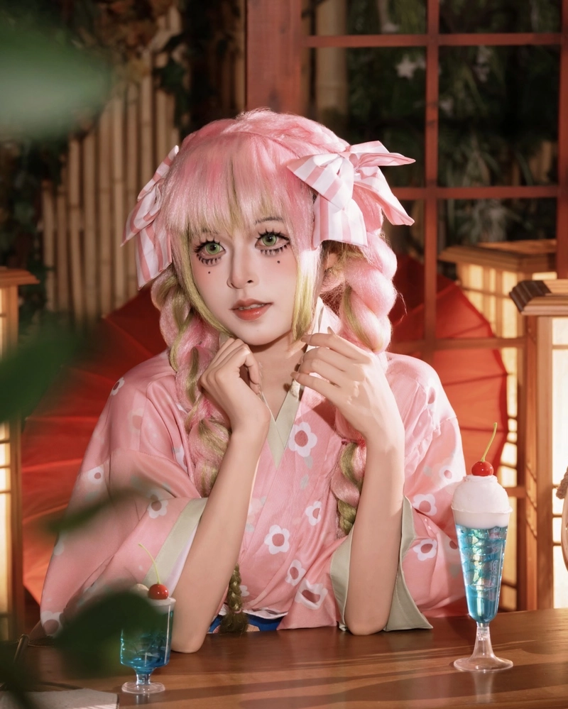 Người đẹp cosplay Luyến Trụ biểu cảm sinh động thu hút ánh nhìn