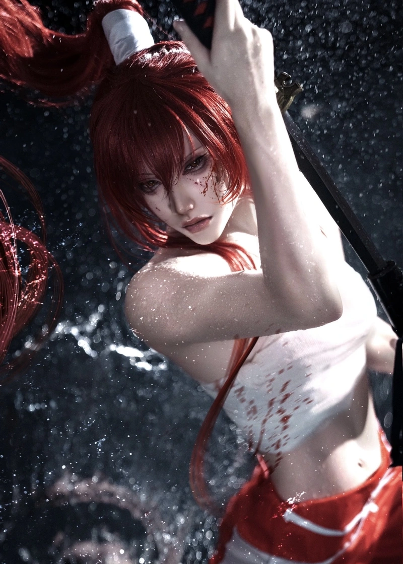 Nữ cosplay Erza xinh đẹp ánh mắt kiên định đầy khí chất