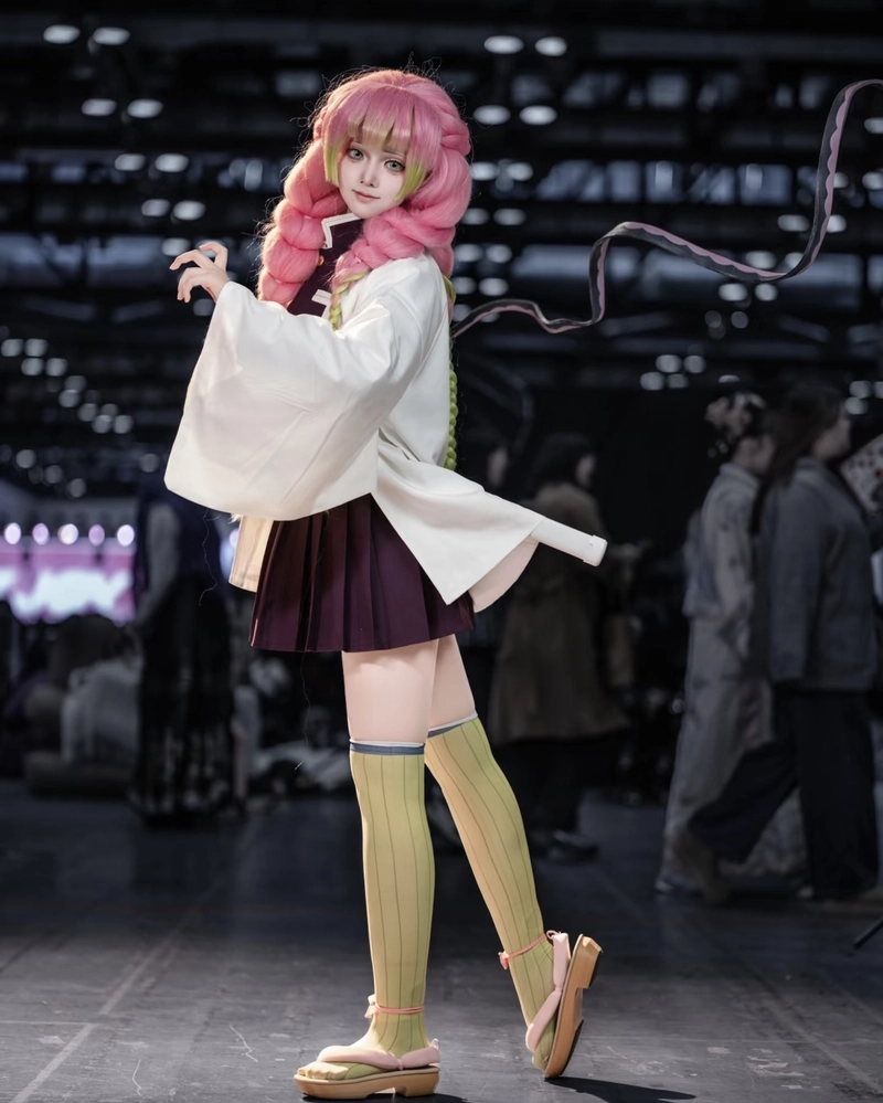 Nữ cosplay Luyến Trụ thần thái vui tươi ánh nhìn long lanh